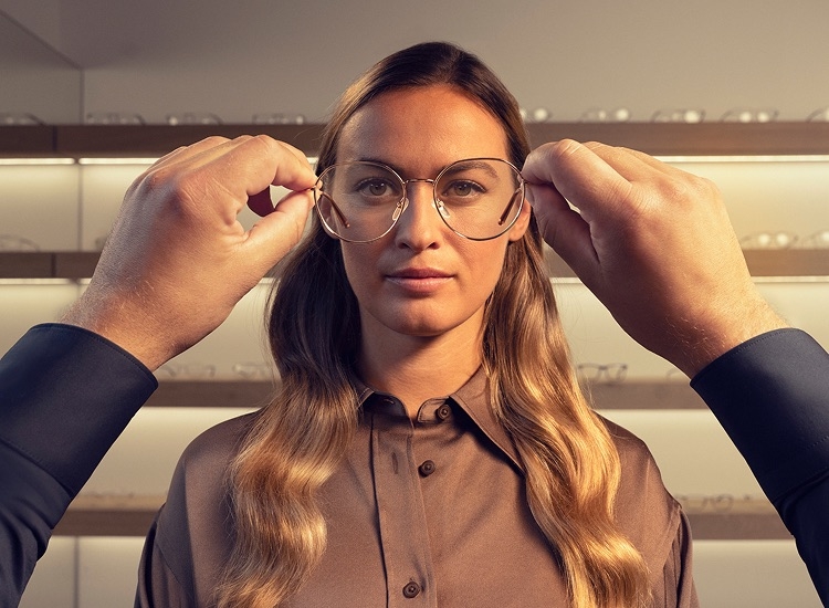 Un opticien conseille une cliente à l'aide du scanner DNEye