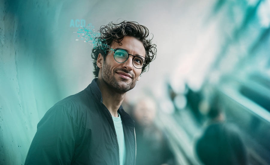 Un homme porte des lunettes équipées de verres B.I.G. NORM de Rodenstock