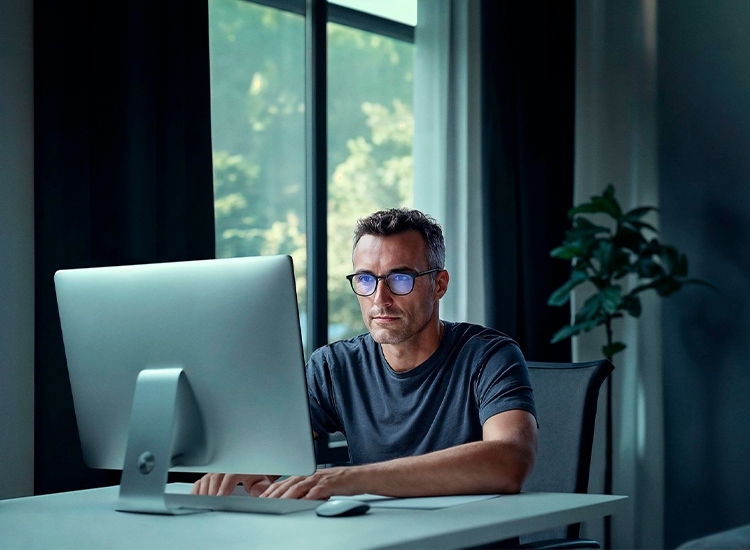 Homme avec ordinateur portable