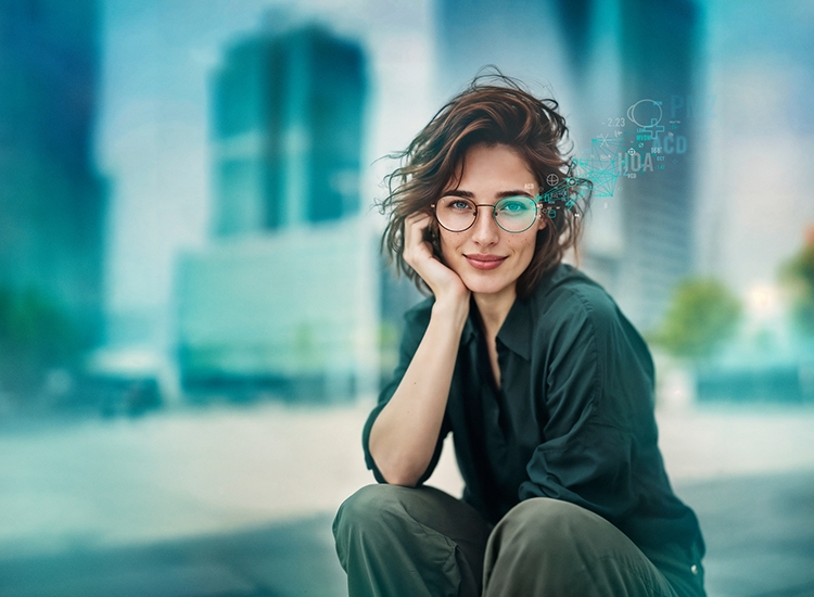 Une femme porte des lunettes équipées de verres B.I.G. NORM de Rodenstock