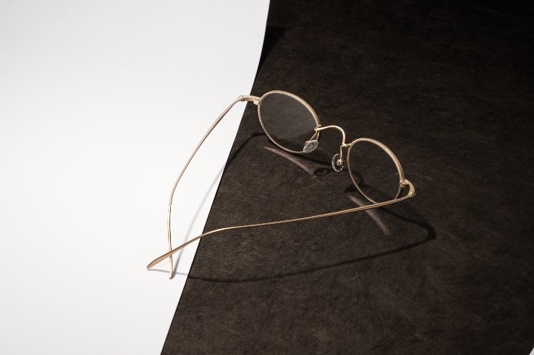 Brille auf schwarz-weißem Untergrund