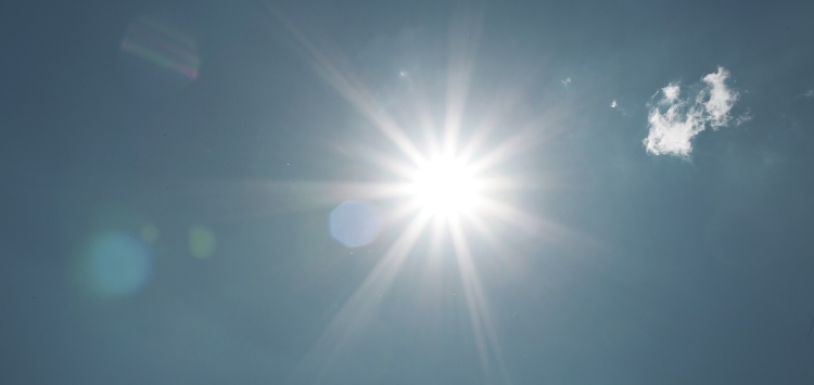 Strahlende Sonne am Himmel